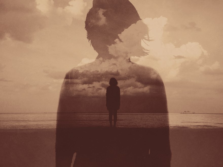 Silhouette eines Menschen, in der sich Meer und Himmel spiegeln