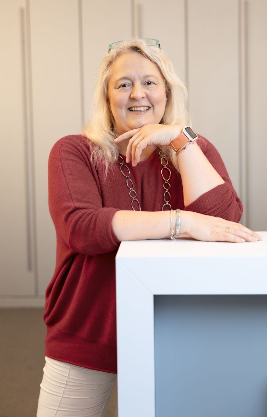 Claudia Vieth-Wolfsteiner in ihrem Praxisraum in Erlangen