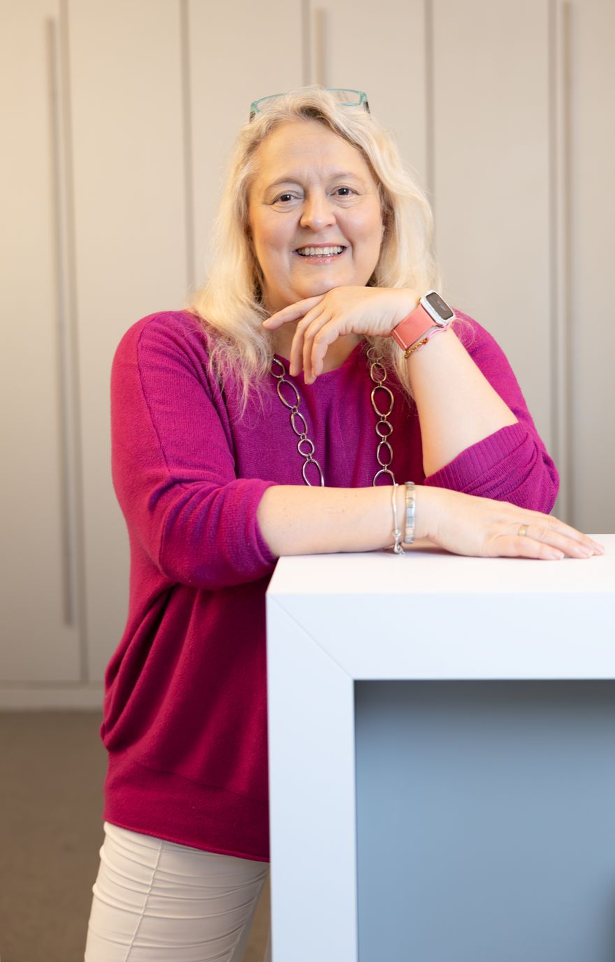 Claudia Vieth-Wolfsteiner in ihrem Praxisraum in Erlangen